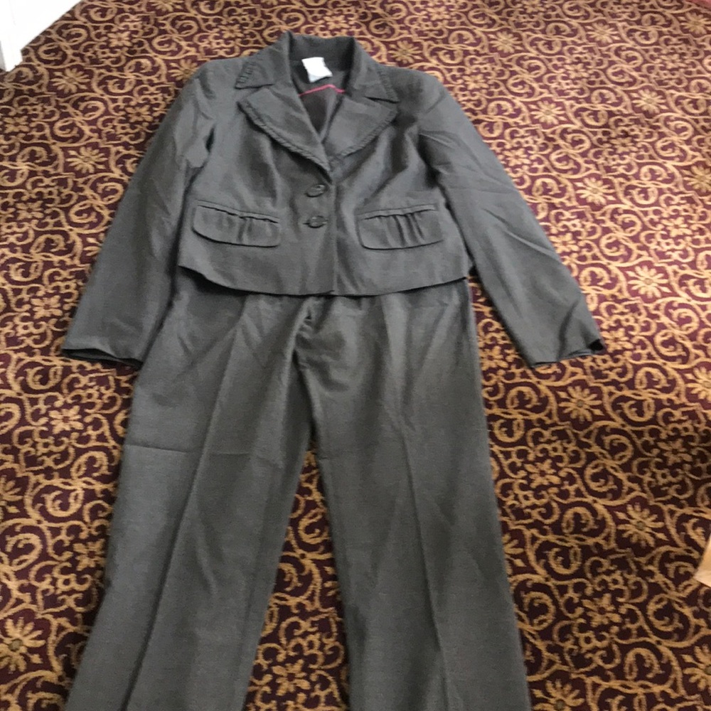 Worthington vintage brown pant suit matching set with ruffle details.